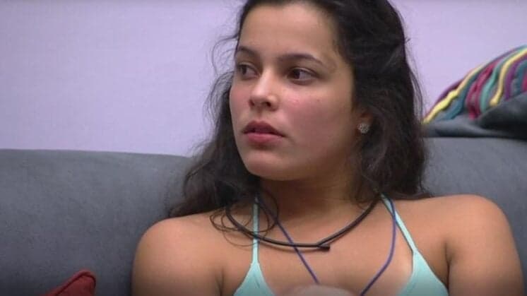 "BBB 17": Marcos limpa umbigo de Emilly com cotonete