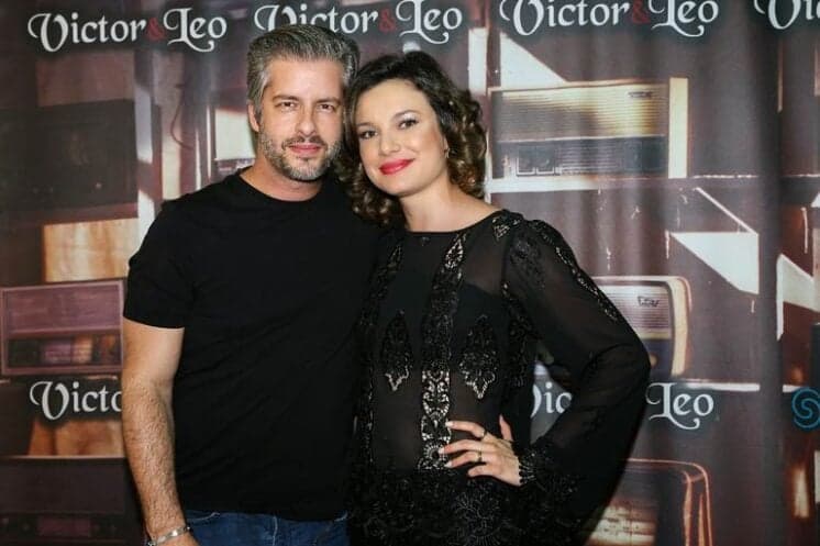 Após polêmica, Victor Chaves continua com Poliana Bagatini: "Juntos sim!"