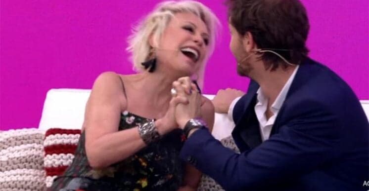 Ana Maria Braga pede para convidado adivinhar cor de sua calcinha