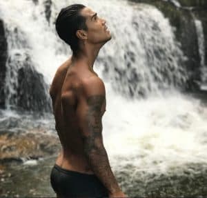 Micael Borges aparece de sunga em cachoeira Micael Borges aparece de sunga em cachoeira