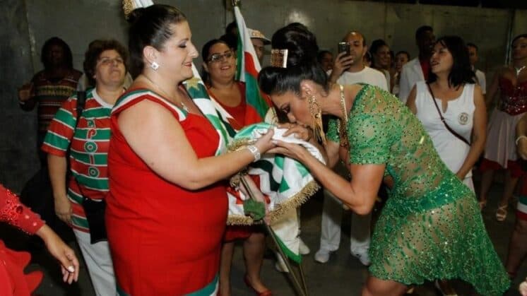 Gracyanne Barbosa é expulsa de escola de samba, segundo presidente