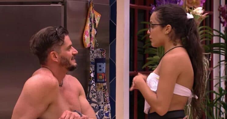 "BBB17": Marcos conversa com Elettra e Emilly fica incomodada: "não cala a boca"
