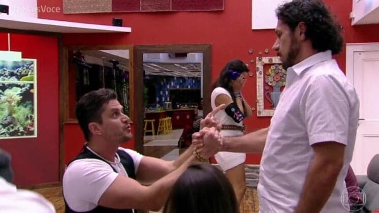 "BBB17": Marcos fala sobre ter se ajoelhado para Rômulo