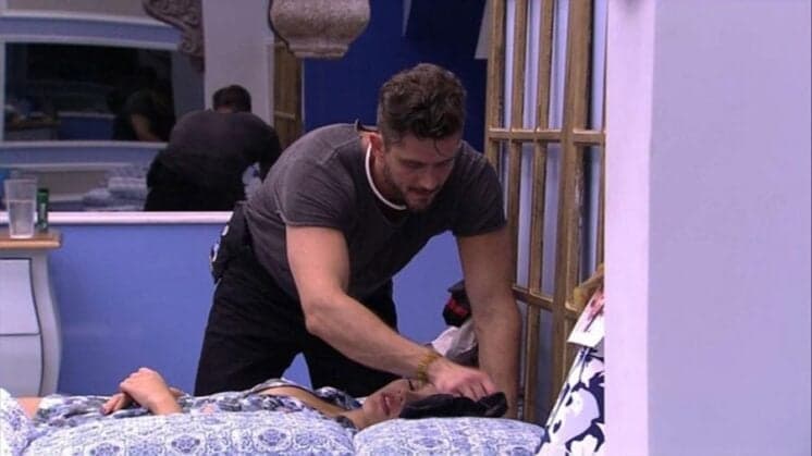 "BBB17": Emilly bebe demais, vomita e fica desacordada