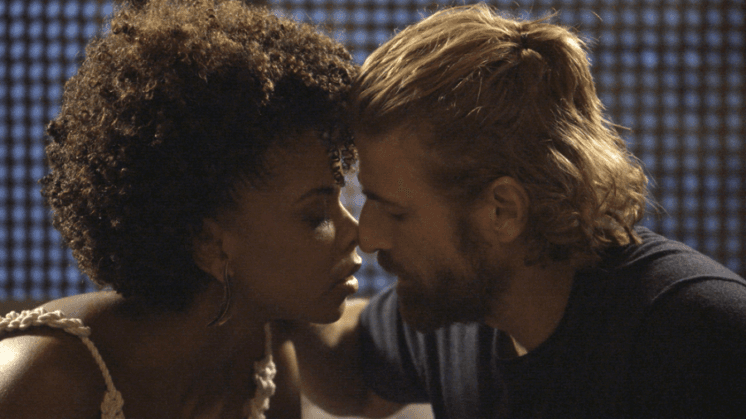 "A Lei do Amor": Laura tenta beijar Pedro, mas leva fora