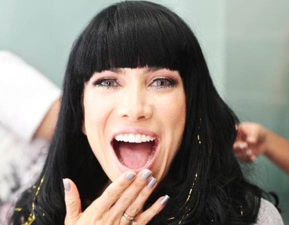 Patricia Abravanel vence e provoca Xuxa fazendo "dancinha da vitória"