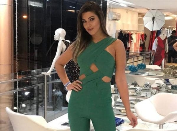 Ex-BBB Vivian muda de visual após 6h no salão