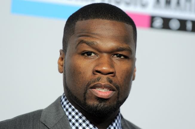 Para não cair do palco, rapper 50 Cent dá soco em fã durante show; veja