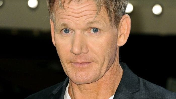Chef-celebridade, Gordon Ramsay tira toda a roupa e mostra tudo na TV