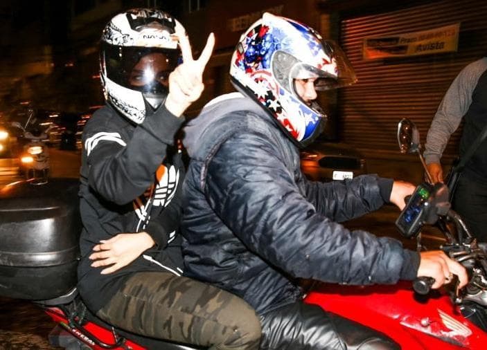 Atrasada, famosa cantora usa motoboy para fazer viagem internacional
