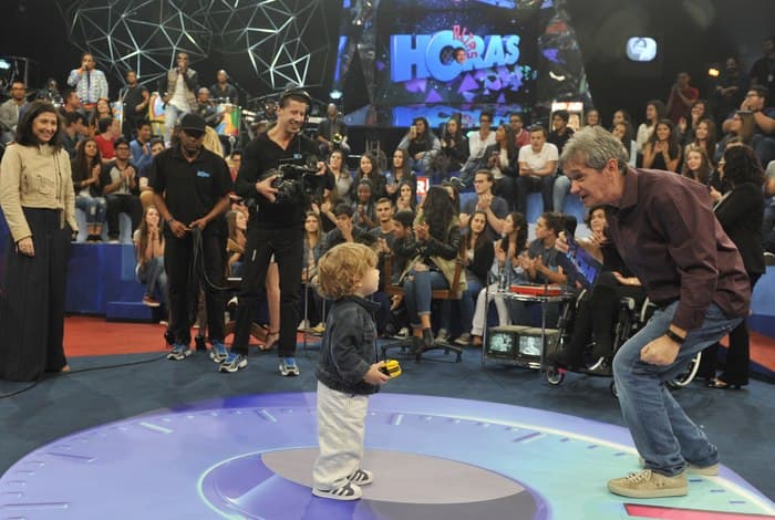 Filho de Serginho Groisman leva o público ao delírio ao participar do "Altas Horas"