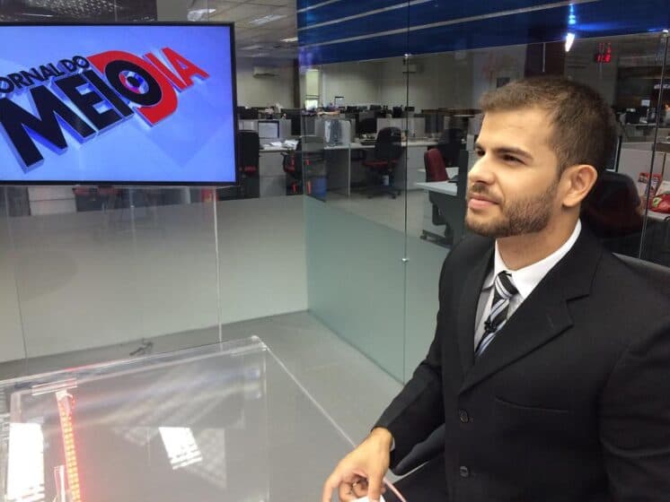 Repórter gato da Record vira sensação e arranca suspiros de telespectadores