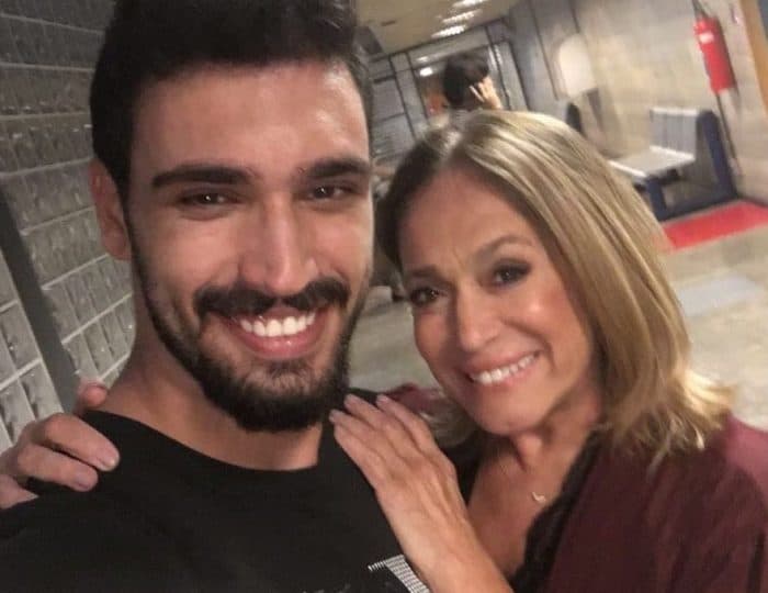 Com apenas 23 anos, ator revela possibilidade de namorar com Susana Vieira