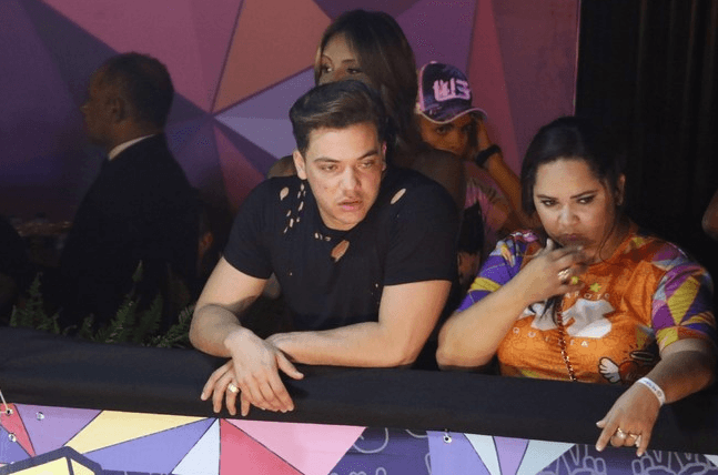Wesley Safadão flagrado aos beijos ardentes com a esposa em Carnaval fora de época