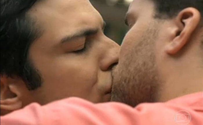 Beijo entre Félix (Mateus Solano) e Niko (Thiago Fragoso) em Amor à Vida (Foto: Reprodução/Globo) Beijo entre Félix (Mateus Solano) e Niko (Thiago Fragoso) em Amor à Vida (Foto: Reprodução/Globo)