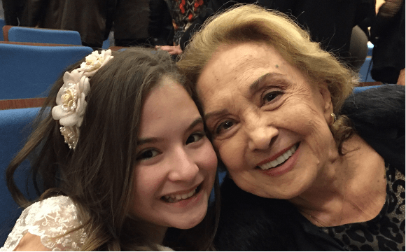 Nova protagonista do SBT, Sophia Valverde ganha prêmio de melhor atriz no teatro