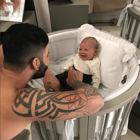 Gusttavo Lima se derrete com o filho sorrindo Gusttavo Lima se derrete com o filho sorrindo
