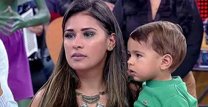 Filho de Simone invade o palco de show com Simaria no Villa Mix Festival