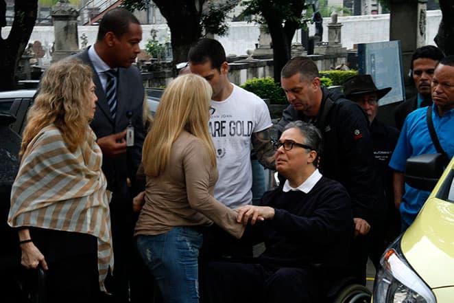 De cadeira de rodas, filho de Paulo Silvino vai ao velório do pai