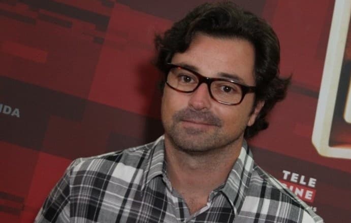 Mesmo estando na Record, Emílio Orciollo divulga e elogia série da Globo: "Imperdível"