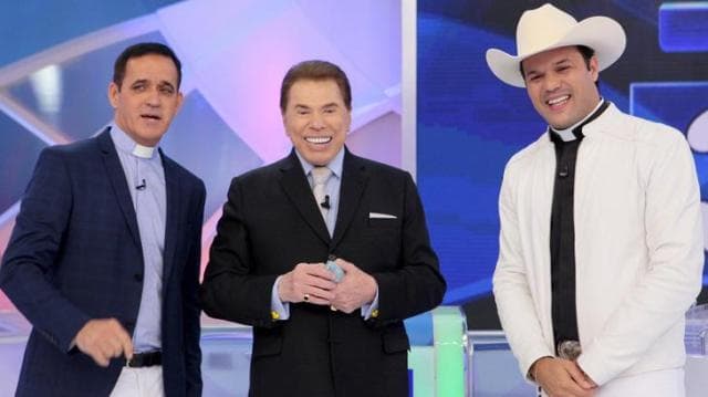 Silvio Santos coloca Padre contra a parede e o deixa "constrangido"