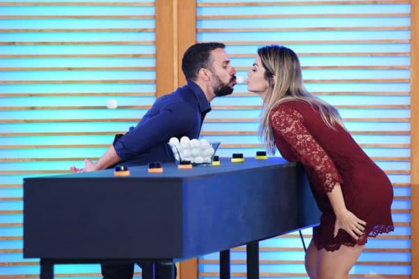 Kelly Key repreende mão boba do maridão em vídeo