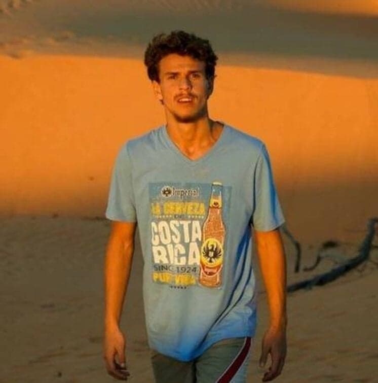 Filho bonitão de Pedro Bial se lança como cantor
