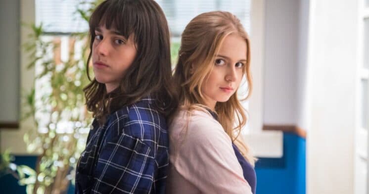 "Malhação": Lica descobre cicatrizes estranhas no corpo de Clara e teme que o pior aconteça com a irmã