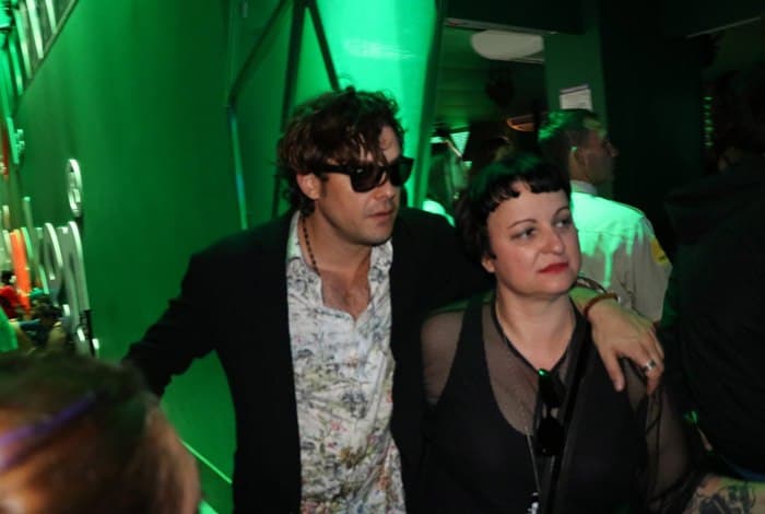 Ator da Globo, Sergio Guizé bebe demais, faz vergonha e sai carregado do "Rock In Rio"