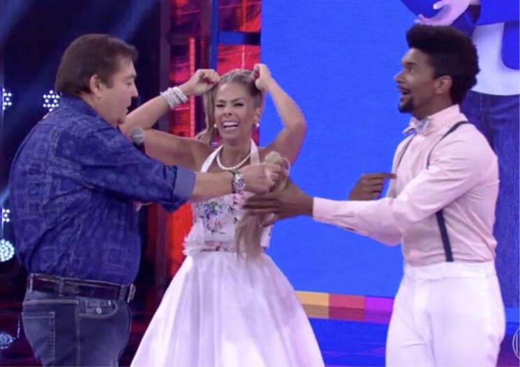 Durante apresentação na "Dança dos Famosos", Adriane Galisteu perde o "cabelo"