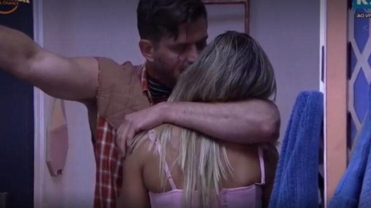 "A Fazenda": Marcos Harter e Ana Paula Minerato se beijam e clima esquenta
