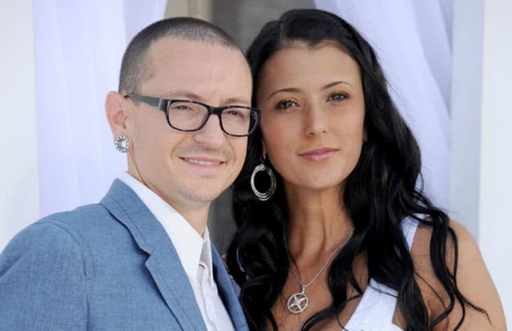 Viúva de Chester Bennington compartilha foto tirada dias antes do suicídio do cantor