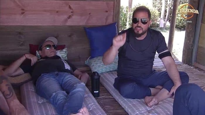 "A Fazenda": Conrado arma para colocar Nicole Bahls e Minerato na Roça