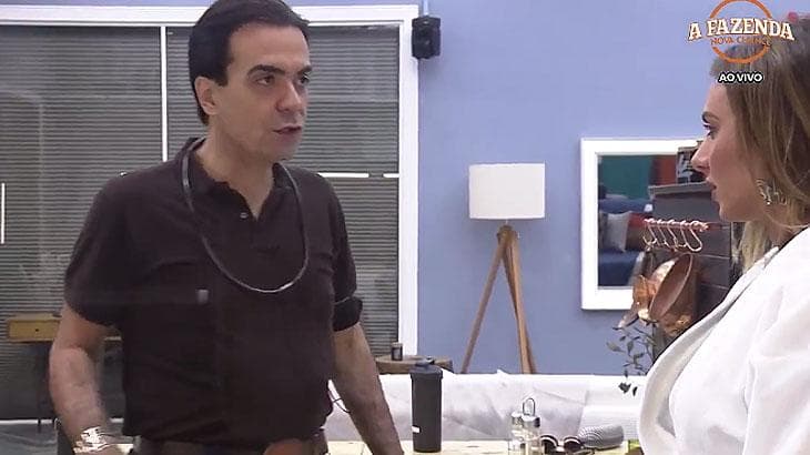 Na "Fazenda", Fabio Arruda "se entrega" e deixa escapar que tem acesso a informação aqui de fora