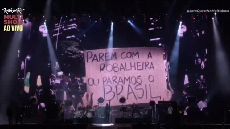 Jota Quest realiza protesto durante apresentação no Rock In Rio