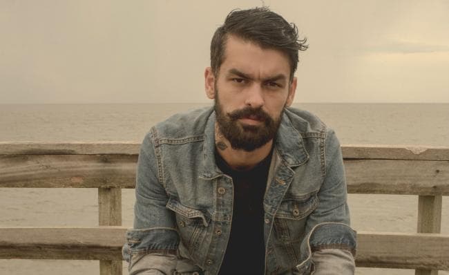 Guitarrista da banda Fresno ironiza decisão de Rezende e é detonado na internet