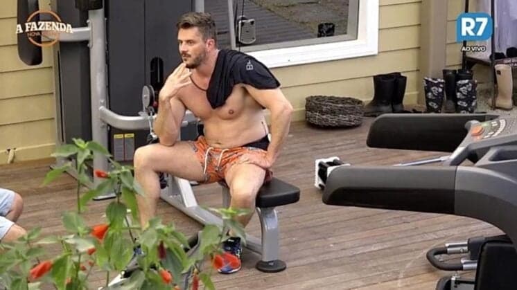 Na "Fazenda", Marcos Harter detona Emilly e afirma ter sido usado por ela; produção toma atitude