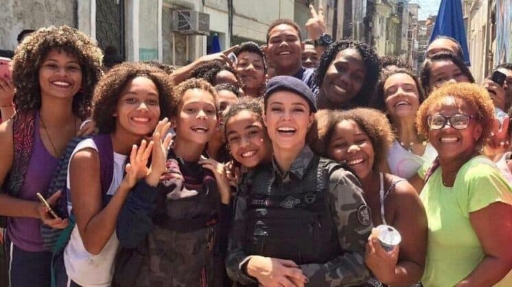 Paolla Oliveira é cercada por cinco crianças em padaria e toma bonita atitude