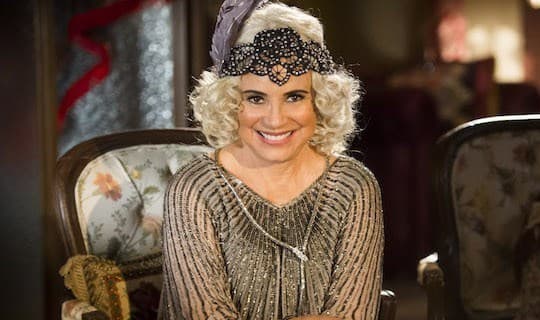 Tempo de Amar: Em reviravolta, Lucerne volta ao cabaré, mas é ameaçada