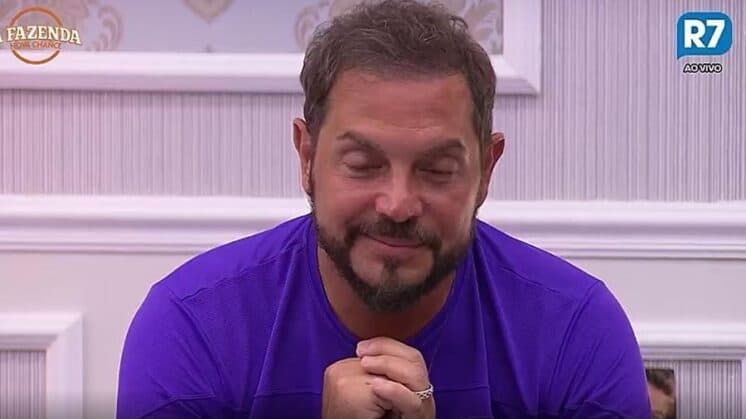 Conrado não aguenta pressão e pede ajuda para ser eliminado de "A Fazenda"