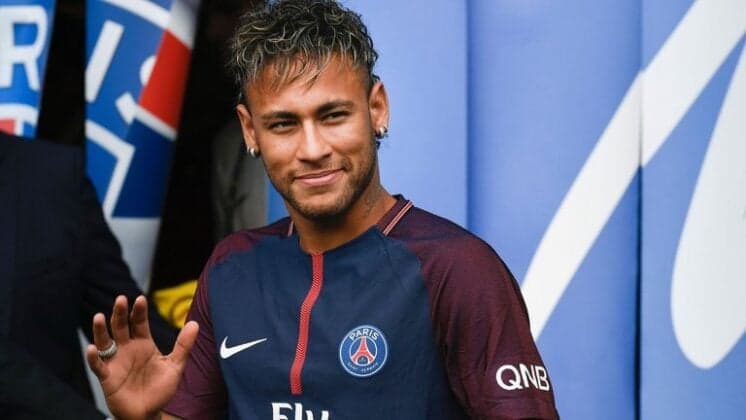 Neymar surpreende, radicaliza no visual e aparece de cabelo verde