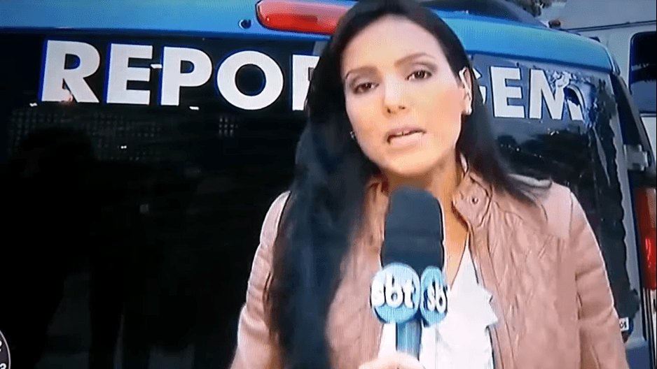 A repórter Márcia Dantas, do SBT, atacada durante reportagem (Foto: Reprodução/SBT) A repórter Márcia Dantas, do SBT, atacada durante reportagem (Foto: Reprodução/SBT)