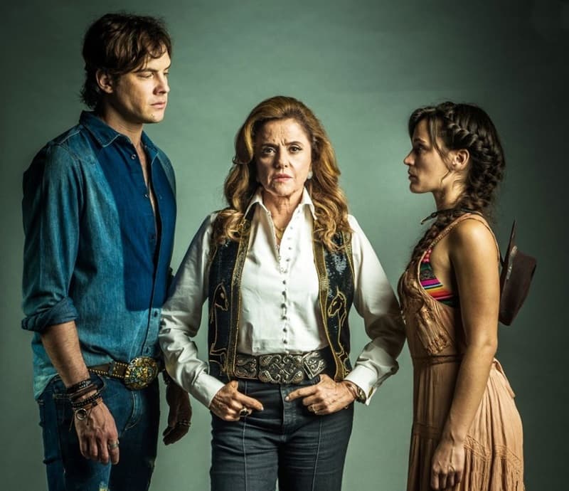 trio de atores caracterizados como personagens da novela O Outro Lado do Paraíso trio de atores caracterizados como personagens da novela O Outro Lado do Paraíso