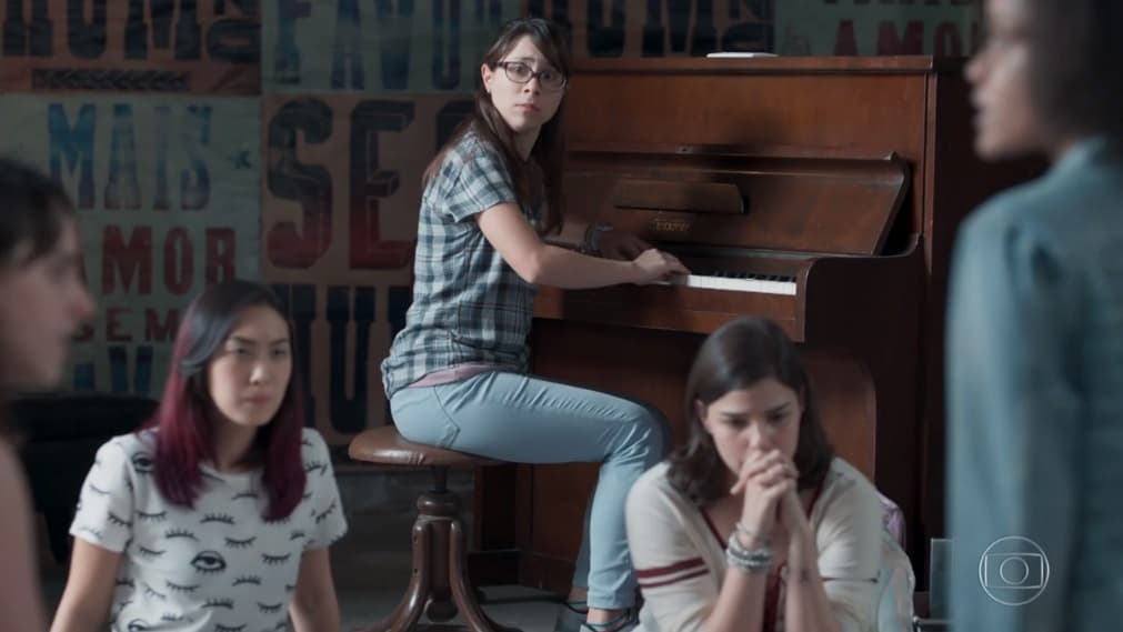 garotas em um galpão com expressões aflitas em cena da novela Malhação garotas em um galpão com expressões aflitas em cena da novela Malhação