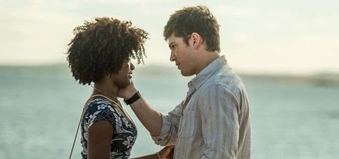 O Outro Lado do Paraíso: Bruno rouba beijo de Raquel
