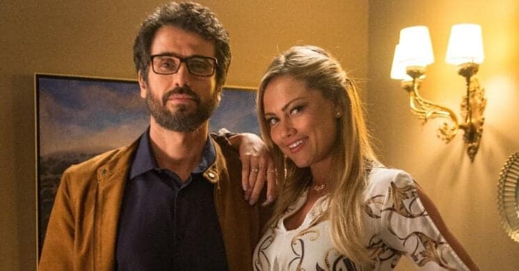 Enganada na novela, Ellen Roche recebe "conselhos" nas ruas
