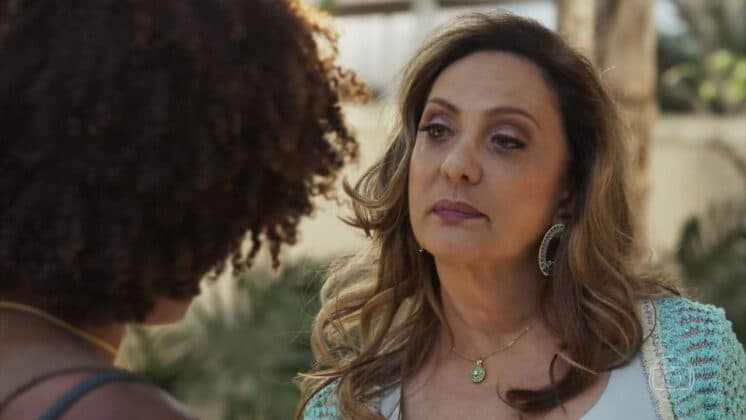 O Outro Lado do Paraíso: Raquel receberá comentários preconceituosos de Nádia