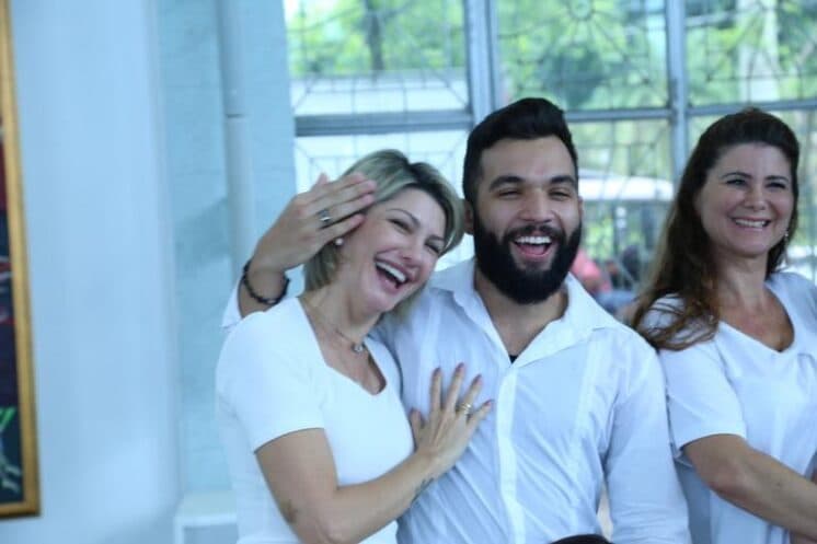 Após desafeto, Antonia Fontenelle sobe nas costas do ex: "Não aceita a separação"