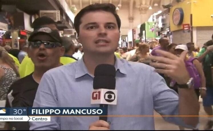 Ao vivo, homem grita 'Globo lixo' e repórter ironiza o caso: "engraçadinho"