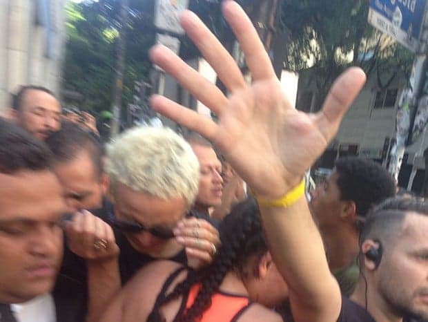 Presa entre fãs após show, Pabllo Vittar chora